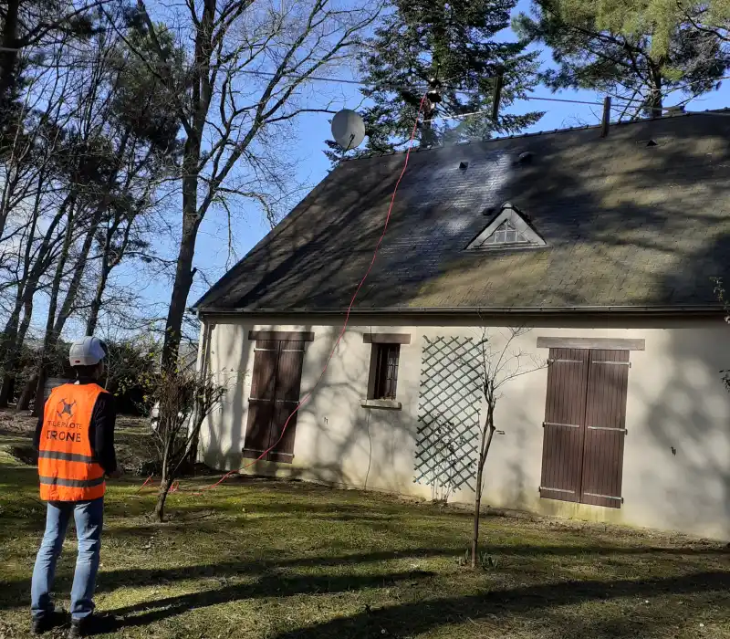 Alextrem Drones Nettoyage De Toiture Saumur Un Demoussage Toiture Par Drone Innovant 1